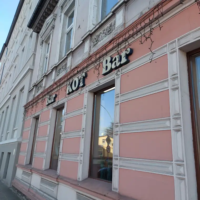 Kamienica z szyldem Kot Bar przy ulicy Zwycięstwa